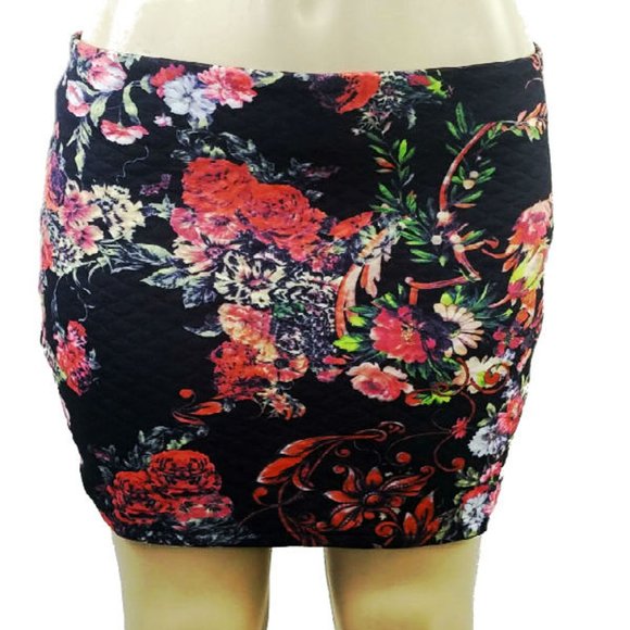 Do & Be Above The Knee Quilted Floral Mini Skirts - Picture 4 of 4